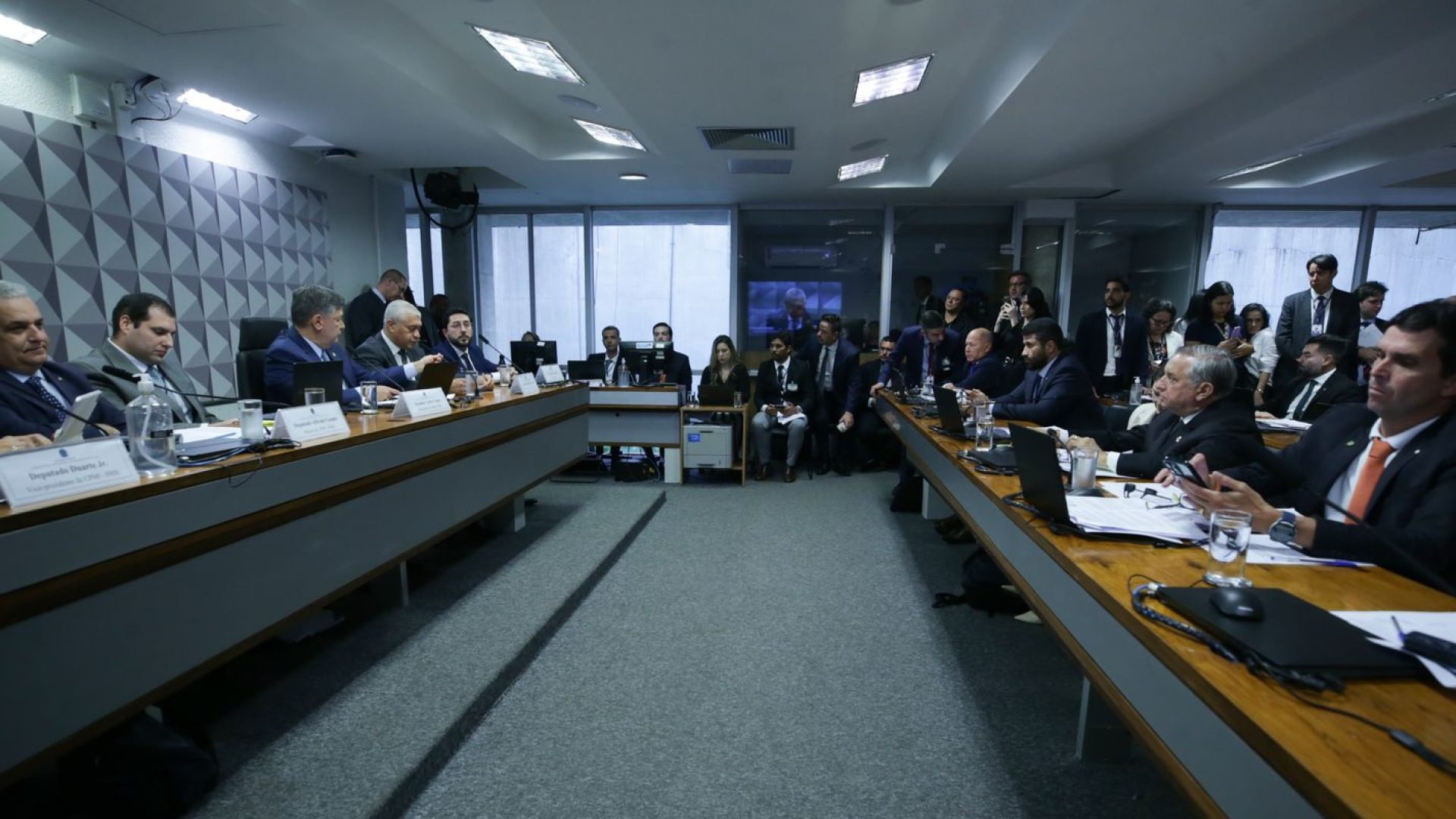 Dino autoriza silêncio de presidente de sindicato na CPMI do INSS