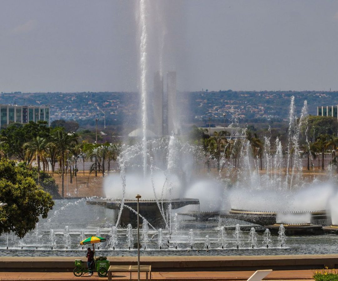 Semana começa com calor e possibilidade de chuva em Brasília