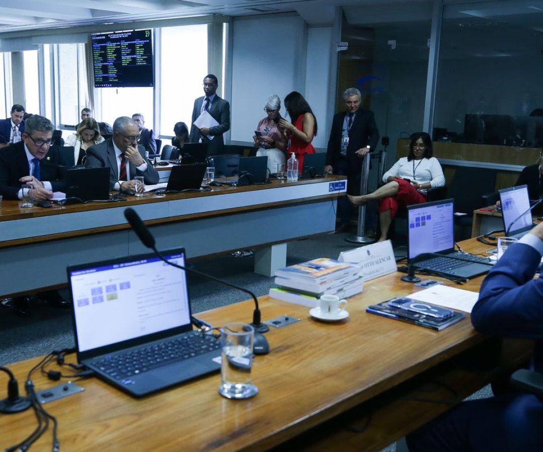 Senadores discutem ritmo de tramitação da PEC do fim da escala 6x1