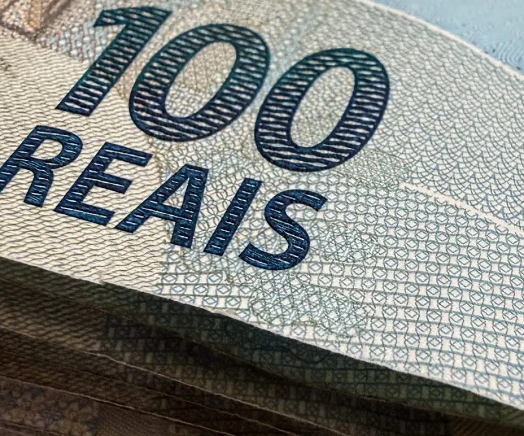 Dólar cai para R$ 5,07, menor nível em um mês; bolsa fica estável