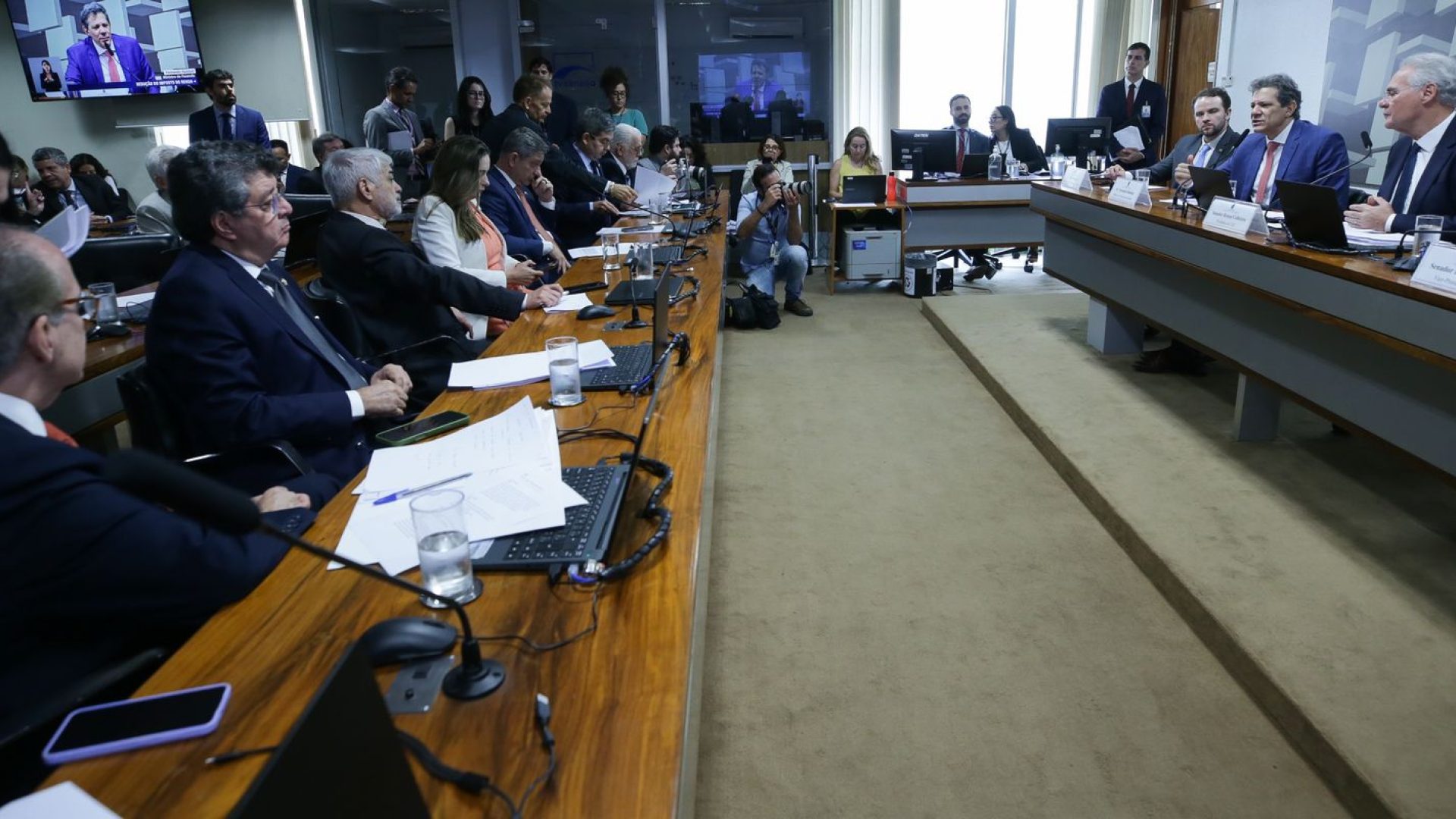 Haddad diz que cortar benefícios tributários é combater privilégios