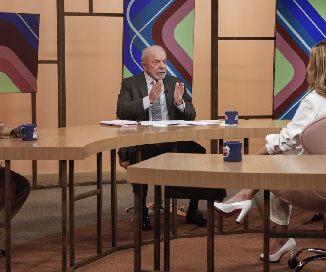 Lula diz que monitora preço dos combustíveis todos os dias