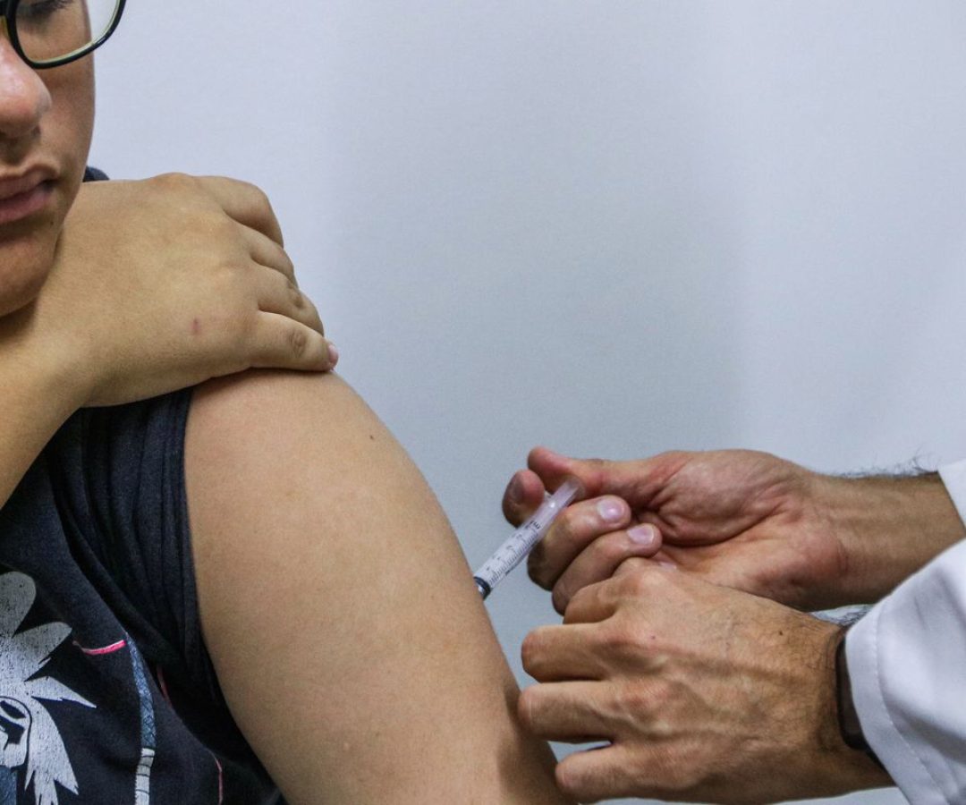 Jovens de 15 a 19 anos podem se vacinar contra HPV até junho de 2026