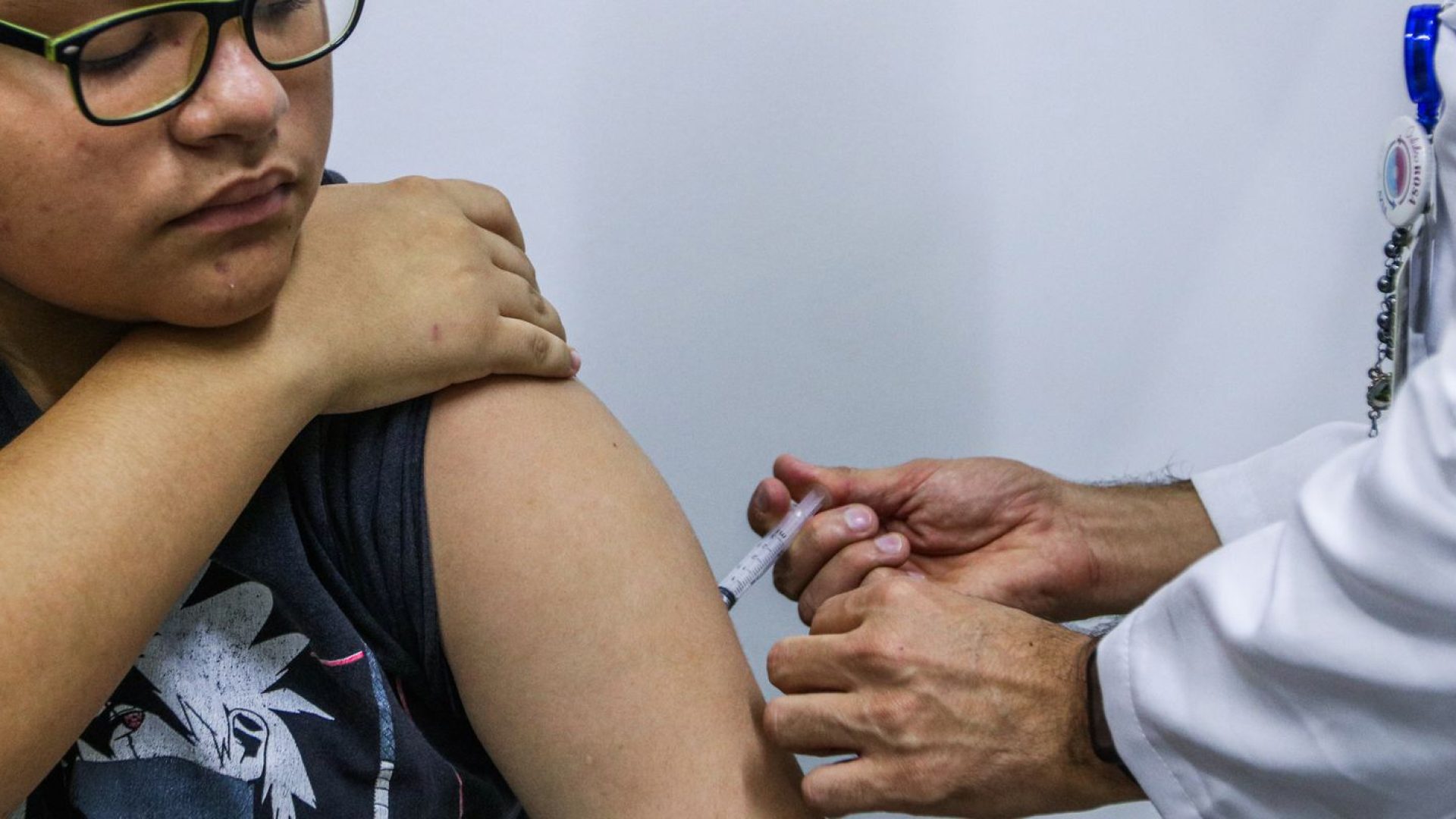 Jovens de 15 a 19 anos podem se vacinar contra HPV até junho de 2026