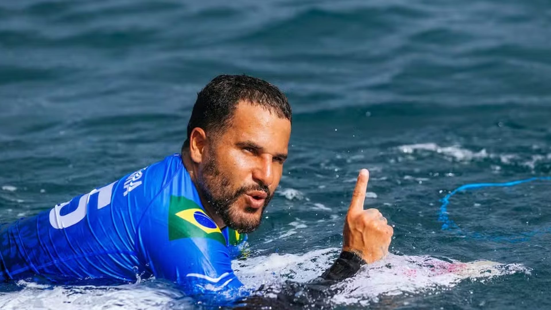 WSL: Ítalo Ferreira domina tubos em Teahupo’o e avança às semifinais