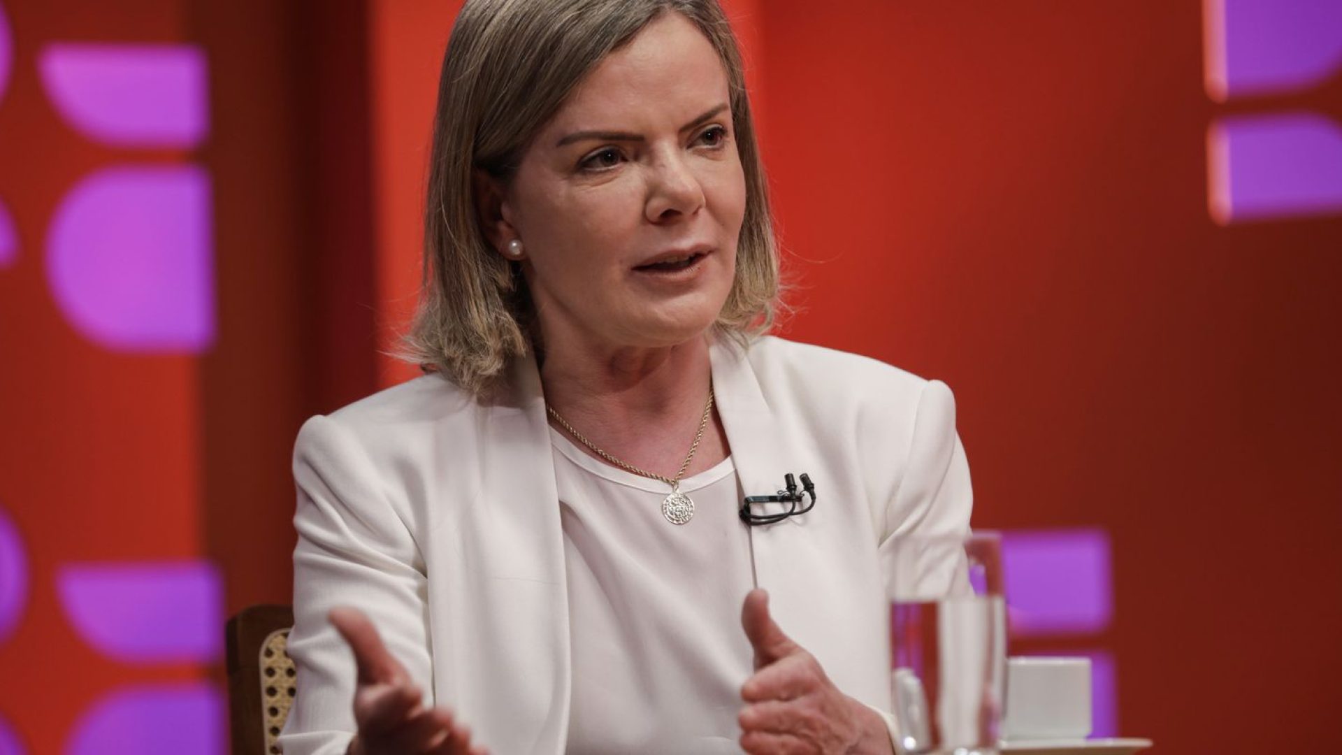 Gleisi diz que políticos de direita querem EUA intervindo no Brasil