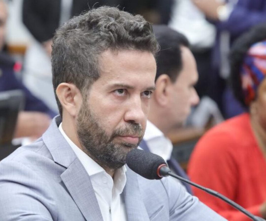 Conselho de Ética da Câmara rejeita cassação de Janones por camiseta contra anistia