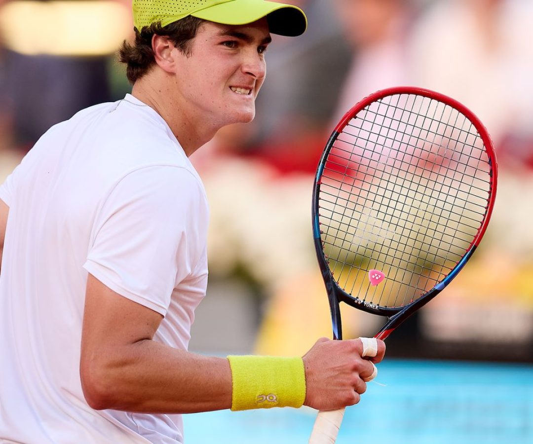 João Fonseca vai à 1ª semi de ATP 500 após abandono de rival no 3º set