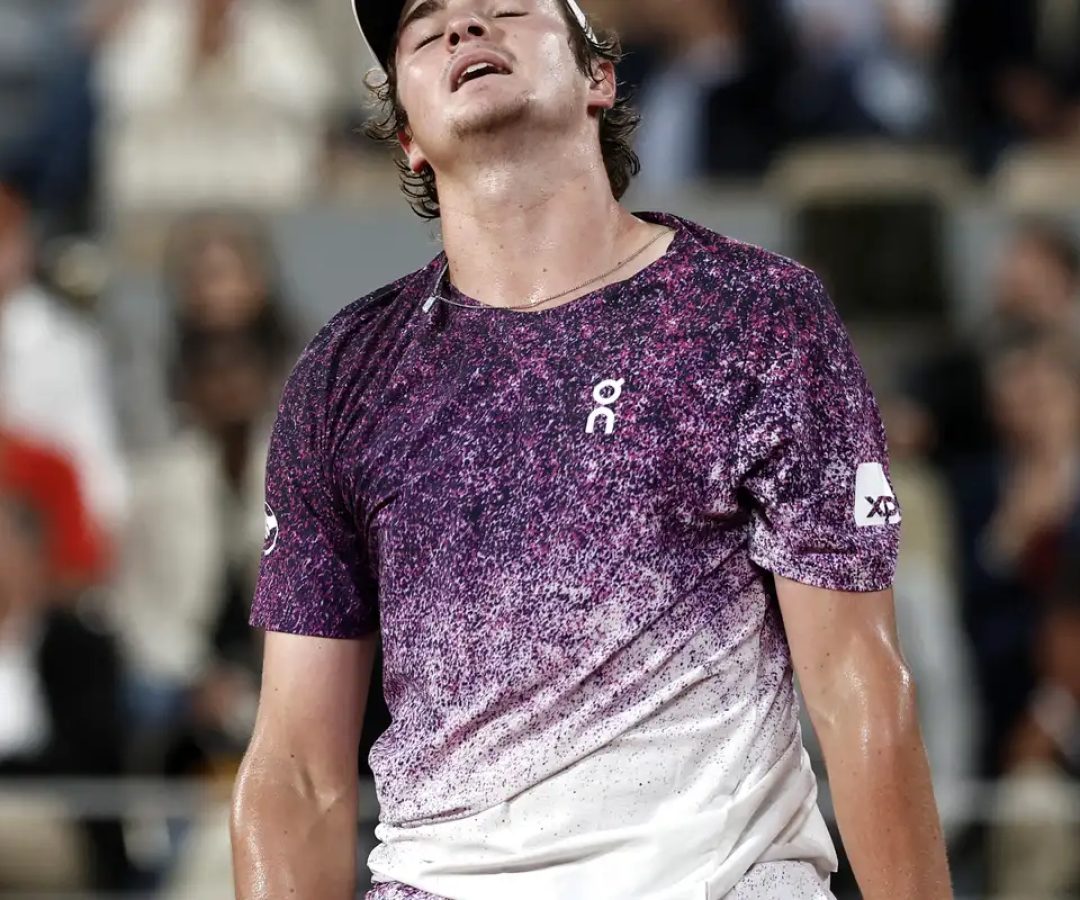 João Fonseca luta, mas dá adeus a Roland Garros após revés para Mensik