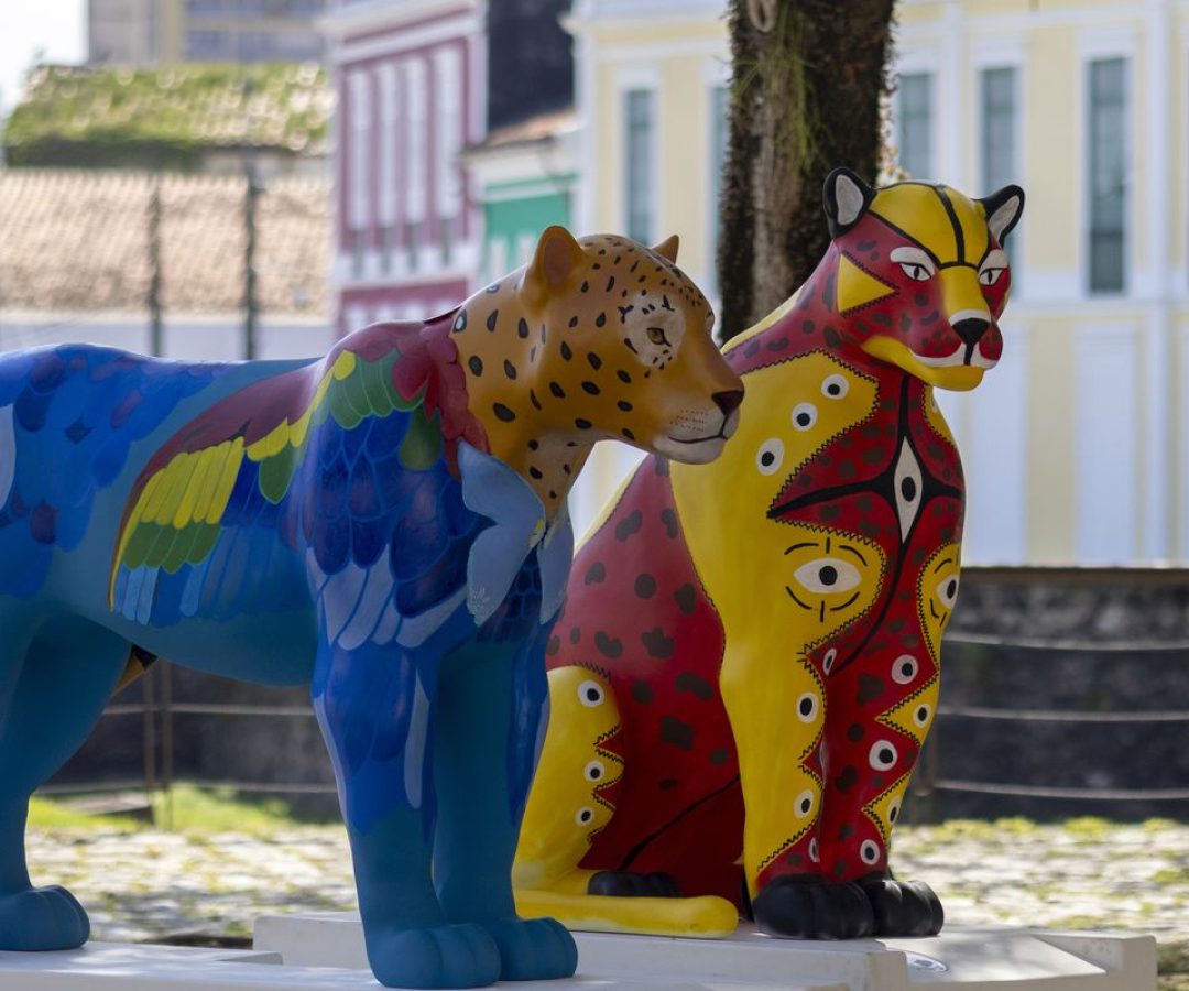 Belém vira galeria a céu aberto com estátuas de onças coloridas