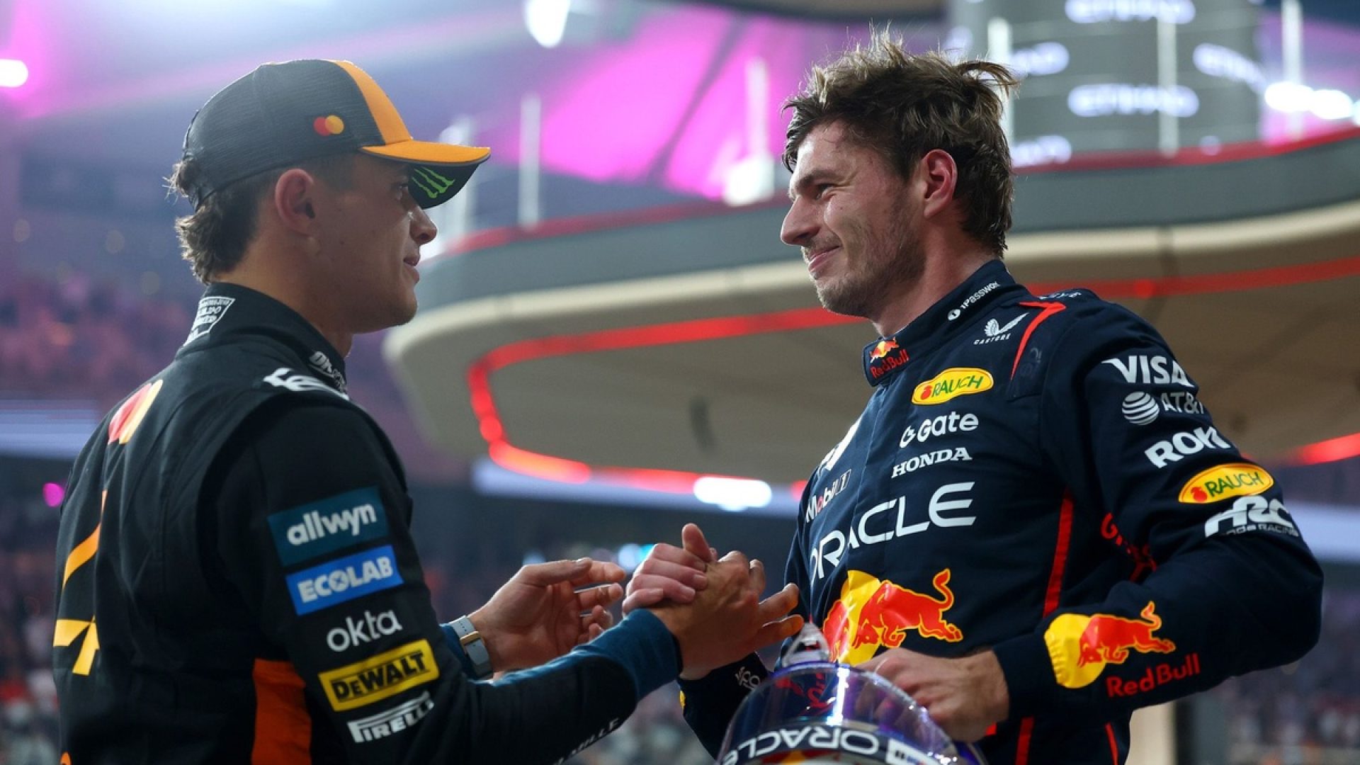 <div class="ms-item__thumb ">
    
<picture class="ms-item__picture ">
                        <source type="image/webp" srcset="https://cdn-5.motorsport.com/images/amp/6DGqdA9Y/s200/lando-norris-mclaren-max-verst.webp 200w, https://cdn-5.motorsport.com/images/amp/6DGqdA9Y/s300/lando-norris-mclaren-max-verst.webp 300w, https://cdn-5.motorsport.com/images/amp/6DGqdA9Y/s400/lando-norris-mclaren-max-verst.webp 400w, https://cdn-5.motorsport.com/images/amp/6DGqdA9Y/s500/lando-norris-mclaren-max-verst.webp 500w, https://cdn-5.motorsport.com/images/amp/6DGqdA9Y/s600/lando-norris-mclaren-max-verst.webp 600w, https://cdn-5.motorsport.com/images/amp/6DGqdA9Y/s700/lando-norris-mclaren-max-verst.webp 700w, https://cdn-5.motorsport.com/images/amp/6DGqdA9Y/s800/lando-norris-mclaren-max-verst.webp 800w, https://cdn-5.motorsport.com/images/amp/6DGqdA9Y/s900/lando-norris-mclaren-max-verst.webp 900w, https://cdn-5.motorsport.com/images/amp/6DGqdA9Y/s1000/lando-norris-mclaren-max-verst.webp 1000w, https://cdn-5.motorsport.com/images/amp/6DGqdA9Y/s1100/lando-norris-mclaren-max-verst.webp 1100w, https://cdn-5.motorsport.com/images/amp/6DGqdA9Y/s1200/lando-norris-mclaren-max-verst.webp 1200w" sizes="200px"></source>
                    <source type="image/jpeg" srcset="https://cdn-5.motorsport.com/images/amp/6DGqdA9Y/s200/lando-norris-mclaren-max-verst.jpg 200w, https://cdn-5.motorsport.com/images/amp/6DGqdA9Y/s300/lando-norris-mclaren-max-verst.jpg 300w, https://cdn-5.motorsport.com/images/amp/6DGqdA9Y/s400/lando-norris-mclaren-max-verst.jpg 400w, https://cdn-5.motorsport.com/images/amp/6DGqdA9Y/s500/lando-norris-mclaren-max-verst.jpg 500w, https://cdn-5.motorsport.com/images/amp/6DGqdA9Y/s600/lando-norris-mclaren-max-verst.jpg 600w, https://cdn-5.motorsport.com/images/amp/6DGqdA9Y/s700/lando-norris-mclaren-max-verst.jpg 700w, https://cdn-5.motorsport.com/images/amp/6DGqdA9Y/s800/lando-norris-mclaren-max-verst.jpg 800w, https://cdn-5.motorsport.com/images/amp/6DGqdA9Y/s900/lando-norris-mclaren-max-verst.jpg 900w, https://cdn-5.motorsport.com/images/amp/6DGqdA9Y/s1000/lando-norris-mclaren-max-verst.jpg 1000w, https://cdn-5.motorsport.com/images/amp/6DGqdA9Y/s1100/lando-norris-mclaren-max-verst.jpg 1100w, https://cdn-5.motorsport.com/images/amp/6DGqdA9Y/s1200/lando-norris-mclaren-max-verst.jpg 1200w" sizes="200px"></source>
            
    <img loading="eager" width="200" height="133" class="ms-item__img ms-item__img--3_2 " src="https://cdn-4.motorsport.com/images/amp/6DGqdA9Y/s200/lando-norris-mclaren-max-verst.jpg" alt="F1: Horários, previsão do tempo e como assistir ao domingo de corrida no GP de Abu Dhabi, final da temporada 2025">
    </picture>
    <div class="ms-item__thumb-info">
        <p class="ms-item__thumb-title">
            F1: Horários, previsão do tempo e como assistir ao domingo de corrida no GP de Abu Dhabi, final da temporada 2025        </p>
    </div>

    <div class="ms-item__thumb-info-top">
        
                    
<div class="msnt-badge font-secondary font-bold inline-flex uppercase items-center gap-1 msnt-badge--default msnt-badge--sm -skew-x-3 ms-item__thumb-series !hidden">
    
    <span class="skew-x-3 -mt-0.5">Fórmula 1</span>
</div>            </div>

    
            <span class="ms-item__play ">
            <svg class="ms-item__play-icon">
                <use xlink:href="/design/dist/critical/icons/sprite-common-1-3d95249d302790eb176ee8318a65f93e.svg#player-play-filled"></use>
            </svg>
        </span>
    </div>    
    
    <div class="ms-item__info">
        <div class="ms-item__info-top">
            <div class="ms-item__info-conditional ms-item__info-conditional--prime">
                            </div>

                                                <span class="ms-item__series ms-item__series--ultra-short">F1</span>
                
                <span class="ms-item__series ms-item__series--title">Fórmula 1</span>
            
                            <div class="ms-item__info-conditional">
                                    </div>
            
            <span class="ms-item__icon--trending" data-count-type="trending">
                <svg>
                    <use xlink:href="/design/dist/critical/icons/sprite-common-1-3d95249d302790eb176ee8318a65f93e.svg#ms-hot"></use>
                </svg>
            </span>

                        <time class="ms-item__date " datetime="2025-12-06T19:38:35Z">
                6 min            </time>
                    </div>

        
                <div class="ms-item__title">F1: Horários, previsão do tempo e como assistir ao domingo de corrida no GP de Abu Dhabi, final da temporada 2025</div>

        
            </div>