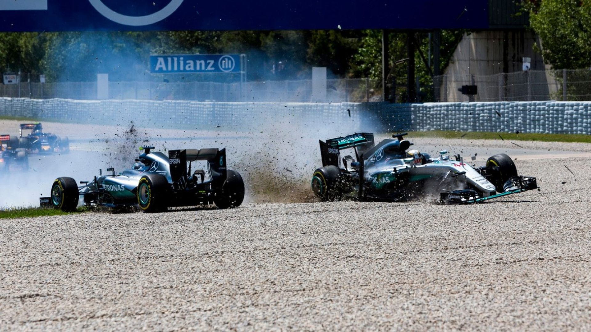 Rosberg revela prejuízo dividido com Hamilton após batida