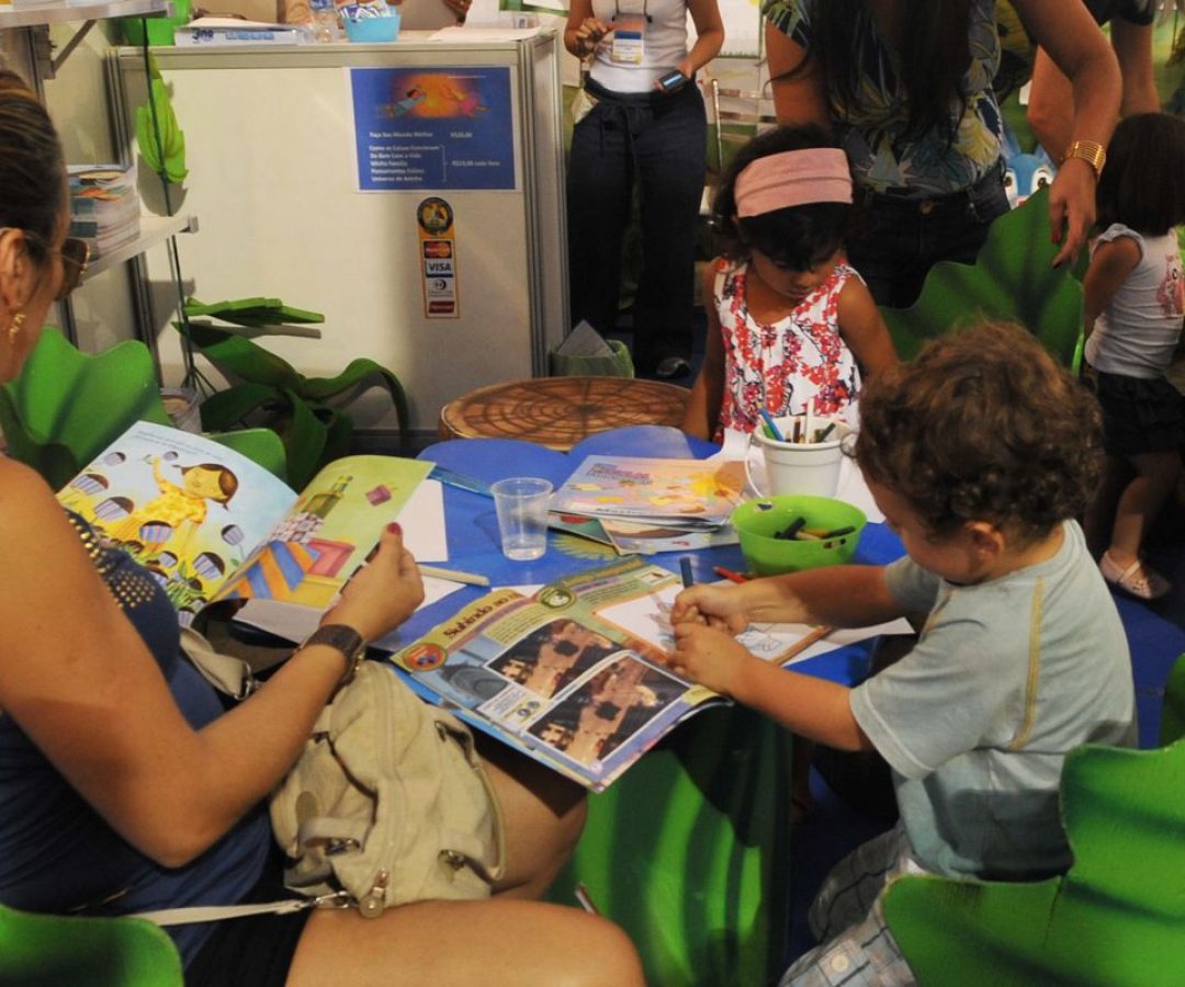 Estudo revela que 53% das famílias raramente leem para criança