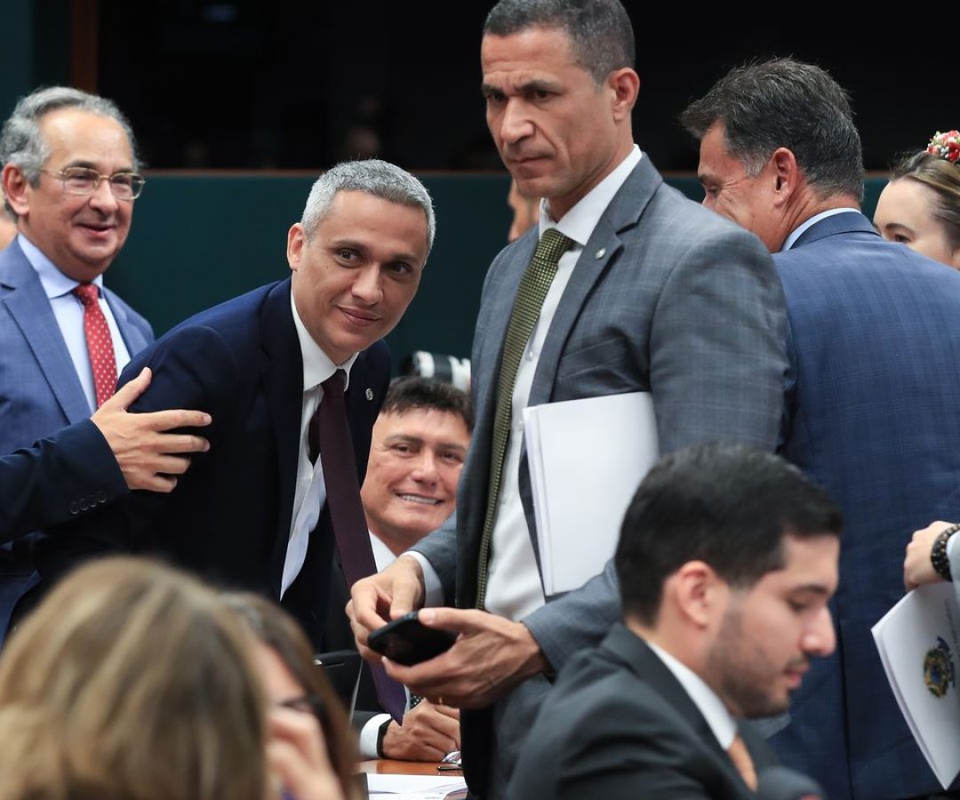 CCJ da Câmara suspende ação penal no STF contra deputado Gayer