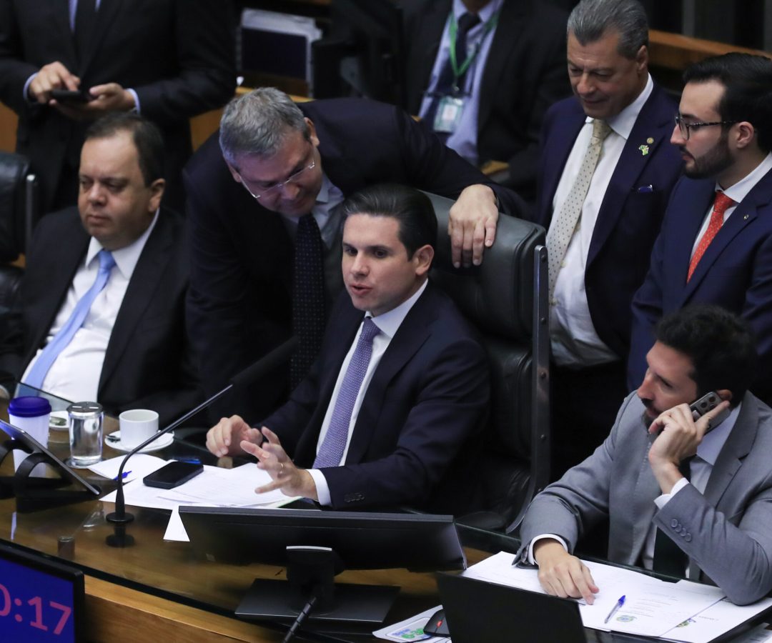 Governistas falam em arsenal de medidas e novo decreto do IOF após derrota na Câmara