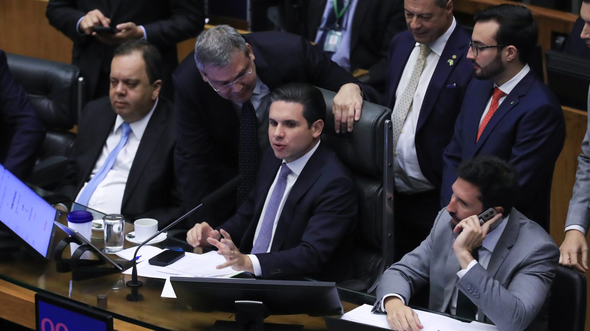 Governistas falam em arsenal de medidas e novo decreto do IOF após derrota na Câmara