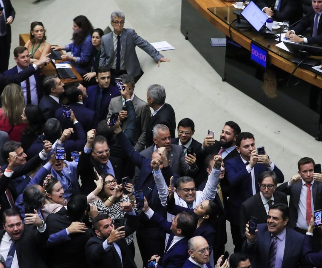 Câmara aprova retirada da MP alternativa ao IOF da pauta; texto caduca