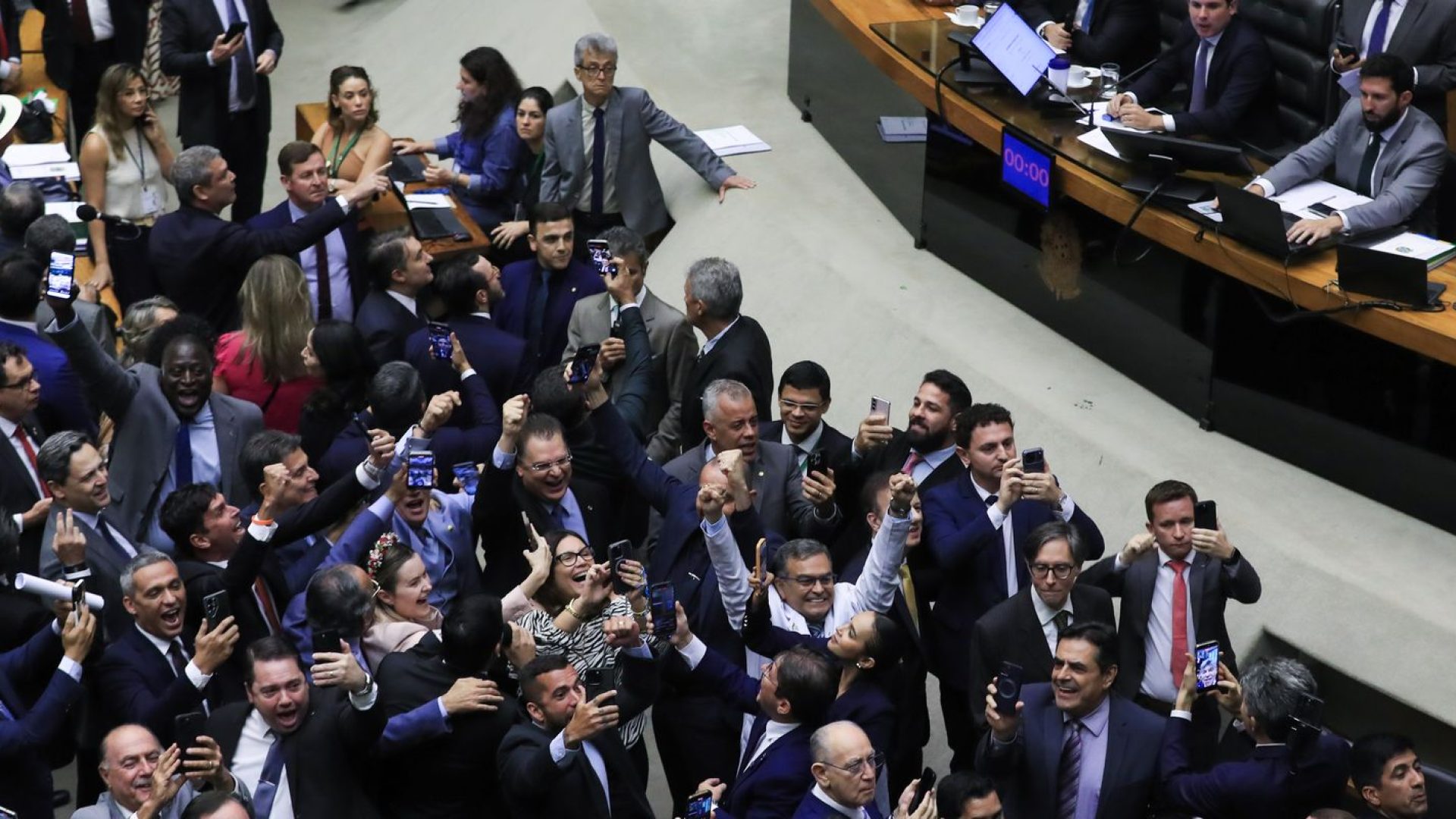 Câmara aprova retirada da MP alternativa ao IOF da pauta; texto caduca