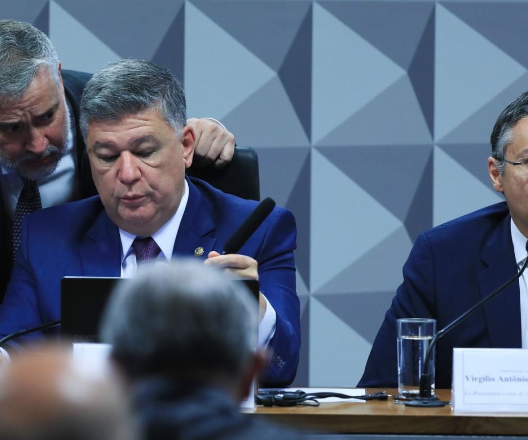 Ex-procurador do INSS não responde perguntas do relator na CPMI