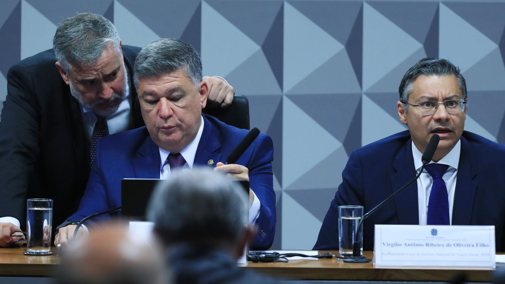 Ex-procurador do INSS não responde perguntas do relator na CPMI