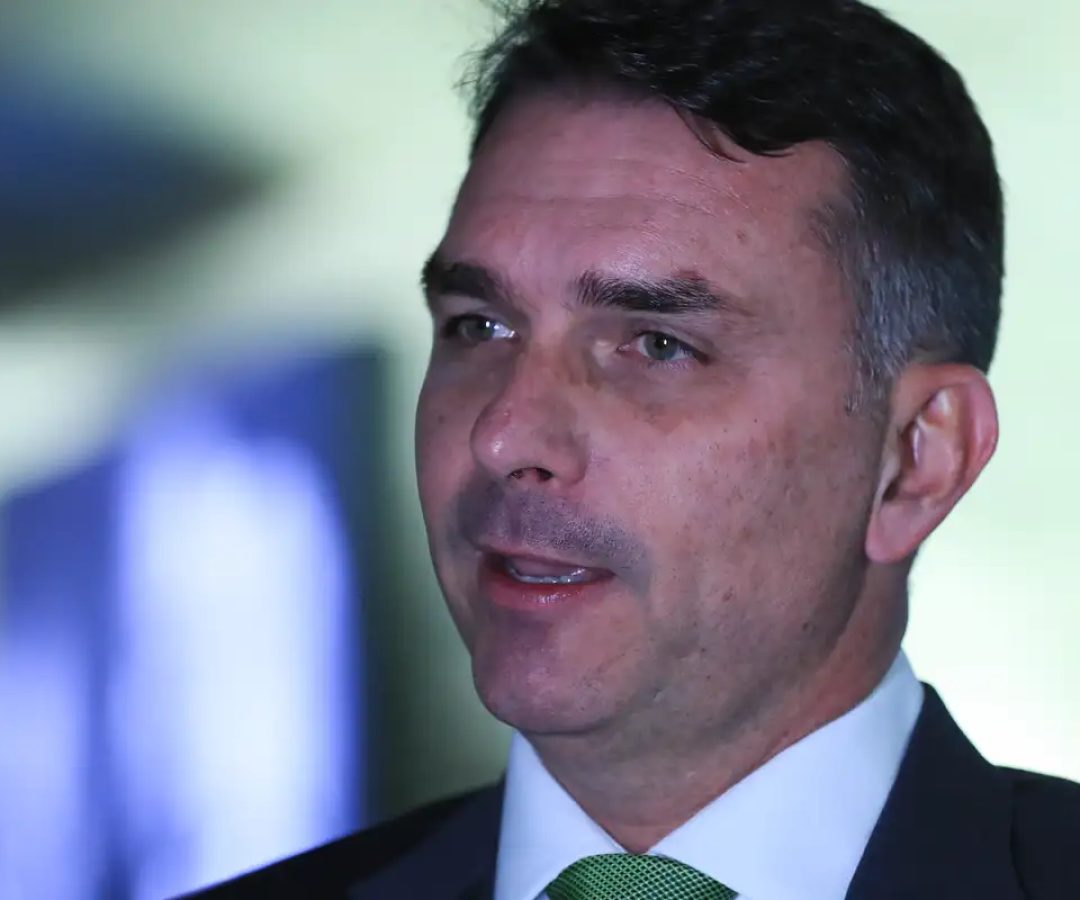 Deputados pedem investigação sobre relação entre Vorcaro e Flávio
