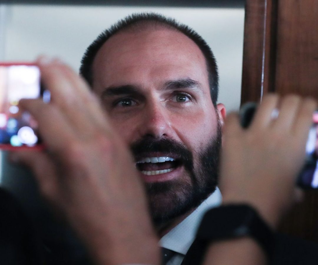 Motta notifica Eduardo Bolsonaro sobre processo de perda do mandato