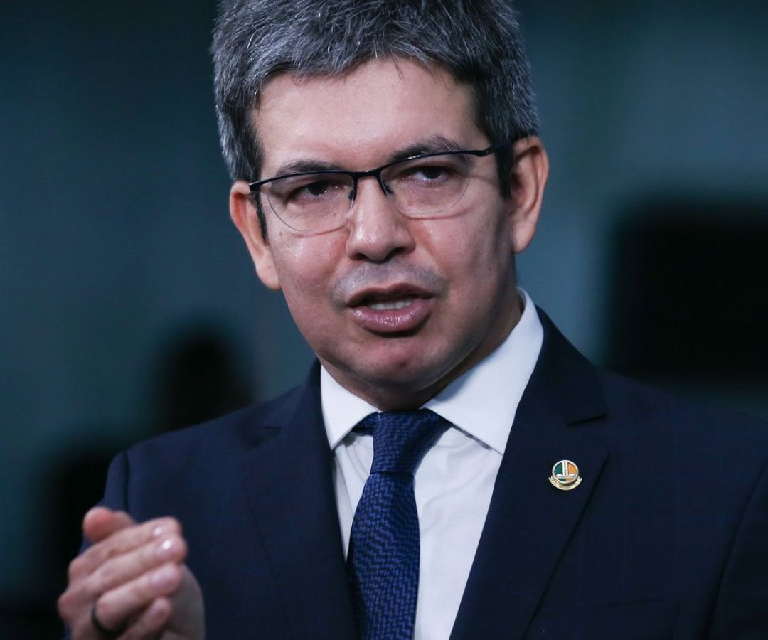 Rotular facções como terroristas não combate crime, diz Randolfe