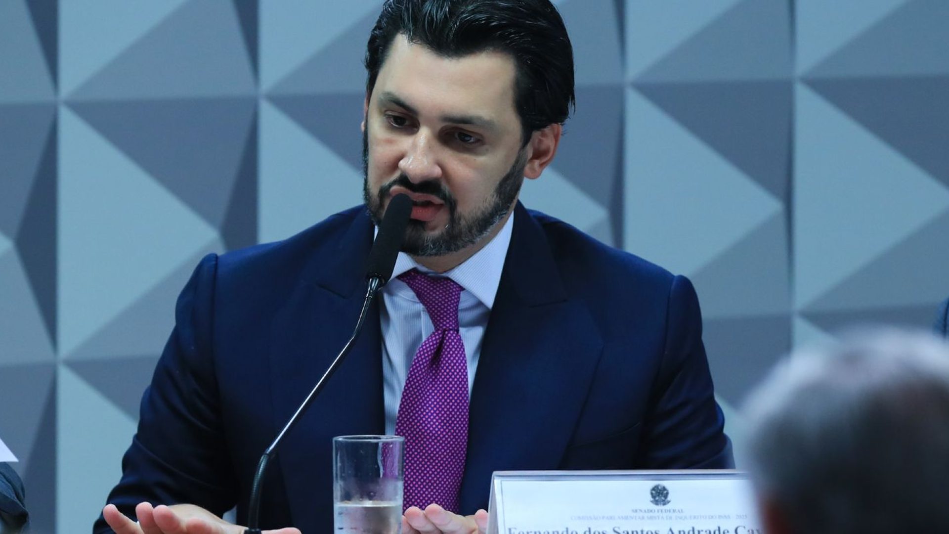 CPMI do INSS: empresário responde a relator, mas se cala para comissão