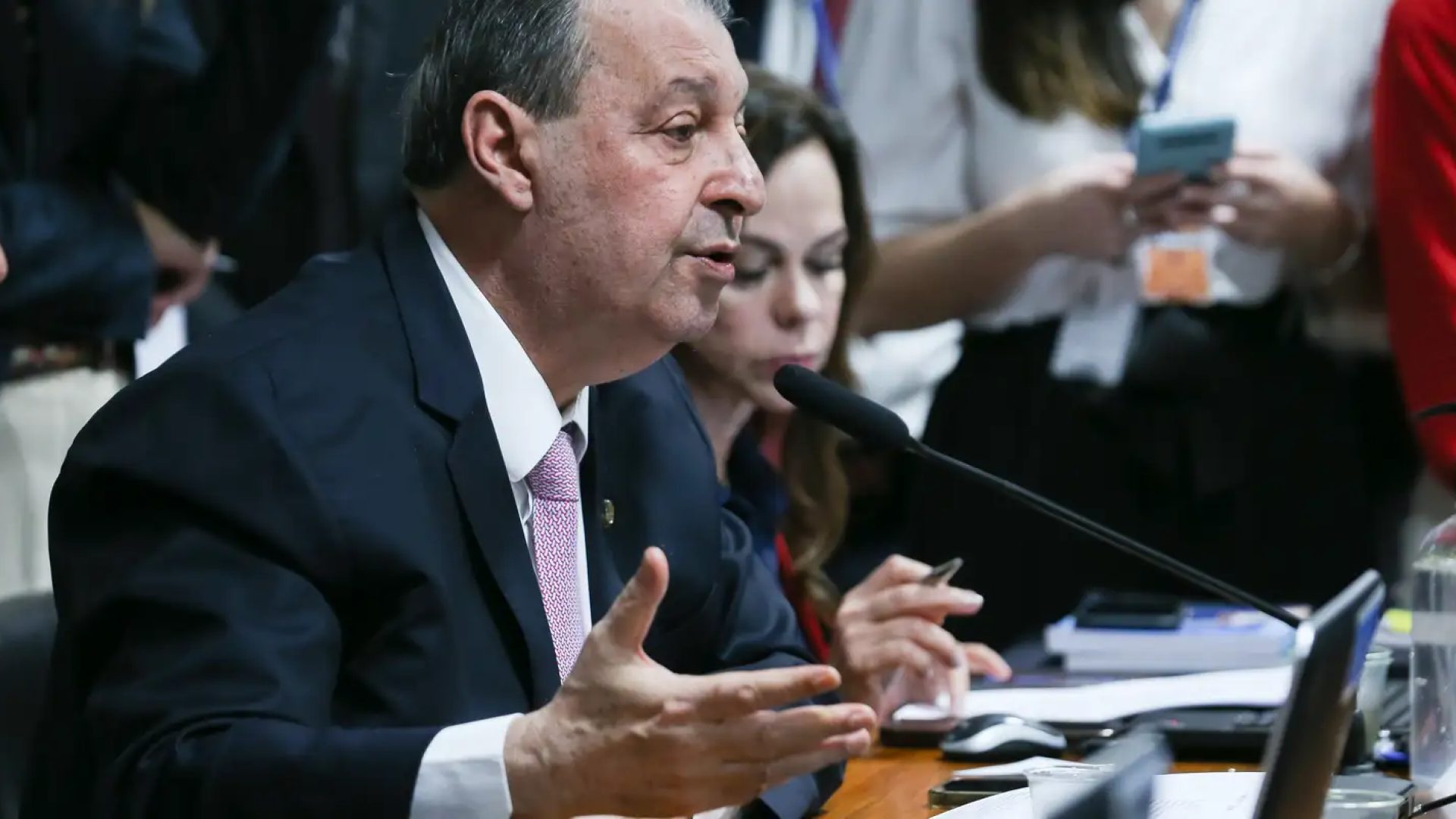 Relator da CCJ do Senado vota a favor da PEC do fim da escala 6x1