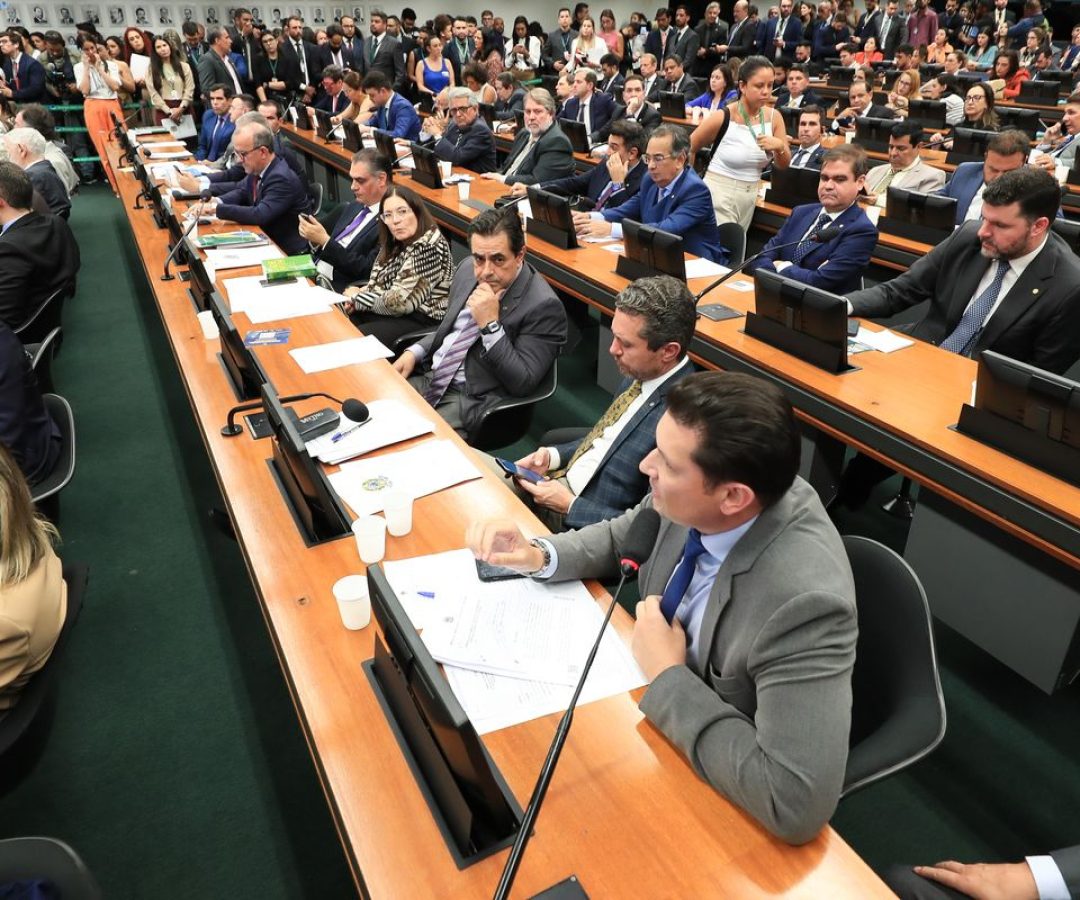 CCJ da Câmara retoma análise do fim da escala 6x1 nesta quarta