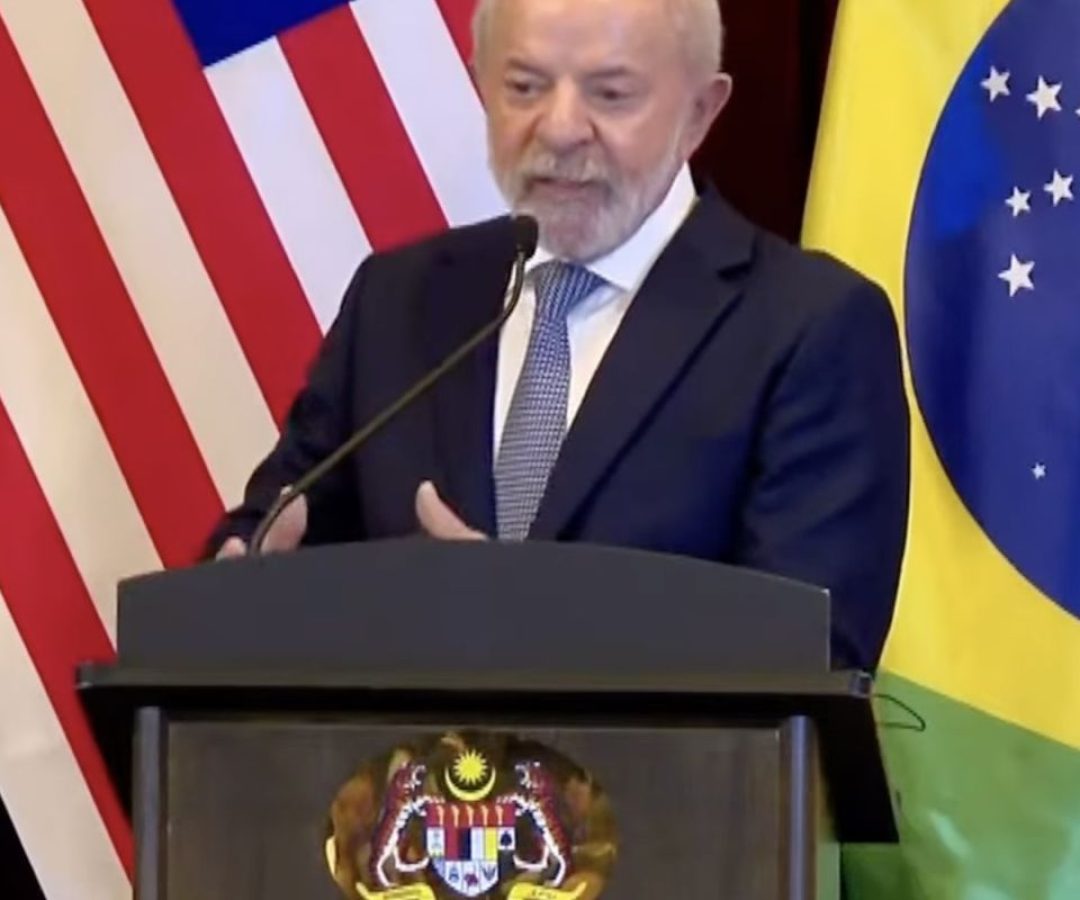Problema do mundo é ausência de lideranças , diz Lula na Malásia