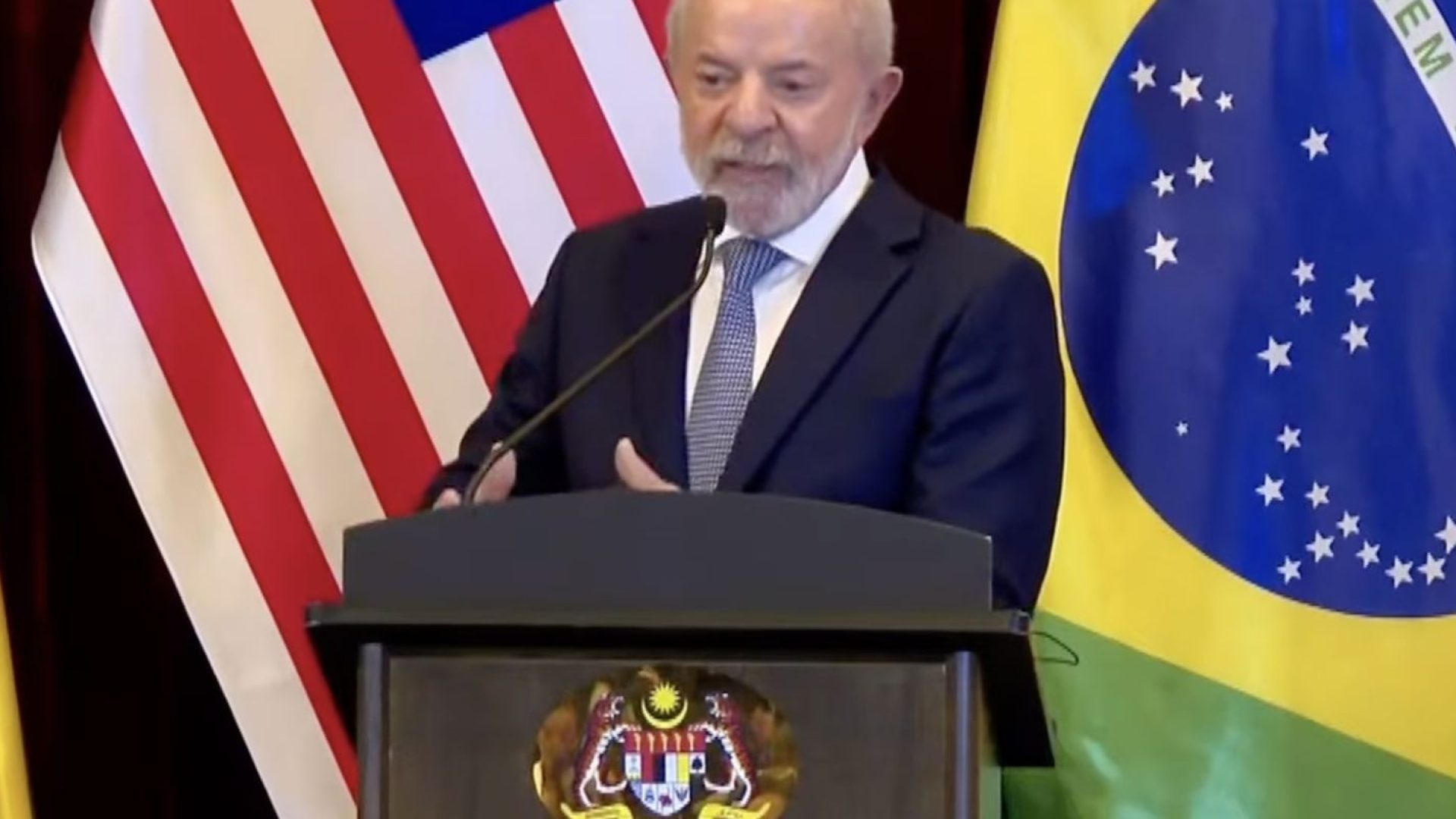 Problema do mundo é ausência de lideranças , diz Lula na Malásia