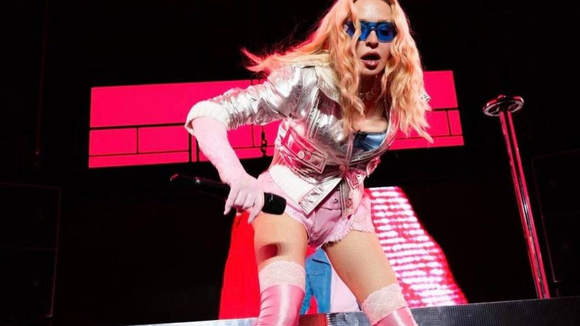 Madonna faz show surpresa na Times Square para lançar música e atrai multidão