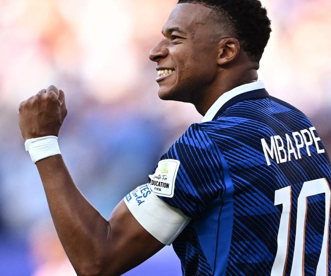 De pênalti, França vence retranca do Paraguai e se classifica na Copa