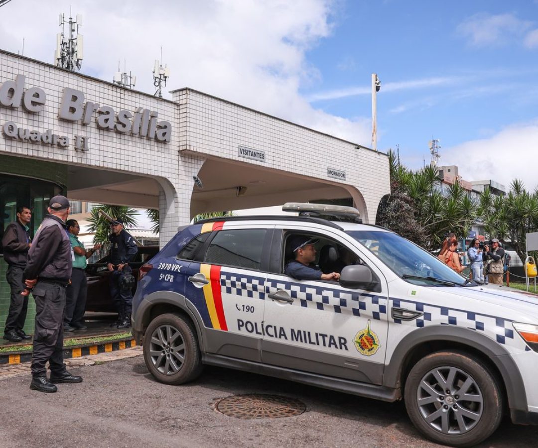 Bolsonaro recebe alta e chega em casa para cumprir prisão domiciliar