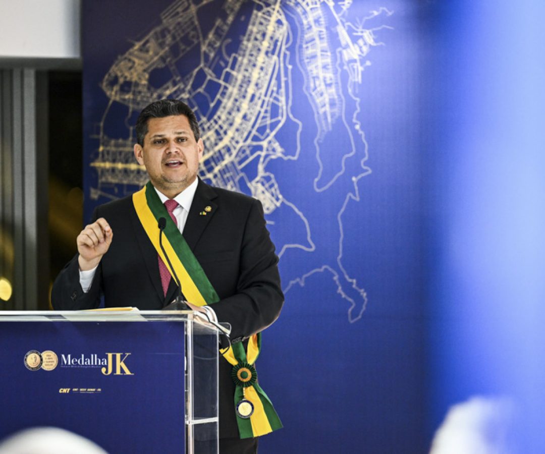 Nesta edição, o presidente do Congresso Nacional e do Senado Federal, Davi Alcolumbre (União-AP), é agraciado na categoria Grã-Cruz, pelo desempenho à frente da Casa em relação às pautas de interesse do setor.