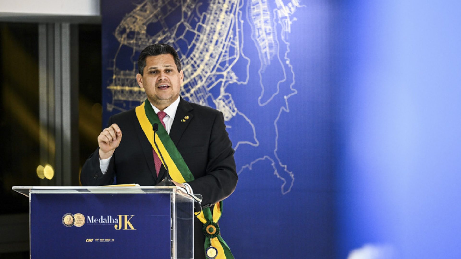 Nesta edição, o presidente do Congresso Nacional e do Senado Federal, Davi Alcolumbre (União-AP), é agraciado na categoria Grã-Cruz, pelo desempenho à frente da Casa em relação às pautas de interesse do setor.