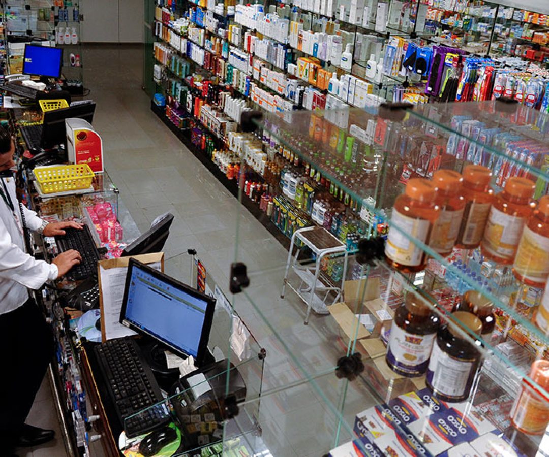 A MP 653, altera a Lei nº 13.021, de 8 de agosto de 2014, que dispõe sobre o exercício e a fiscalização das atividades farmacêuticas.