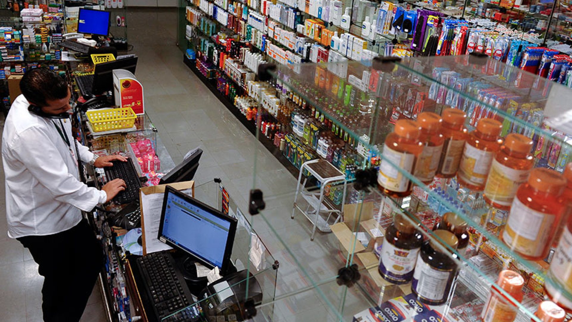 A MP 653, altera a Lei nº 13.021, de 8 de agosto de 2014, que dispõe sobre o exercício e a fiscalização das atividades farmacêuticas.