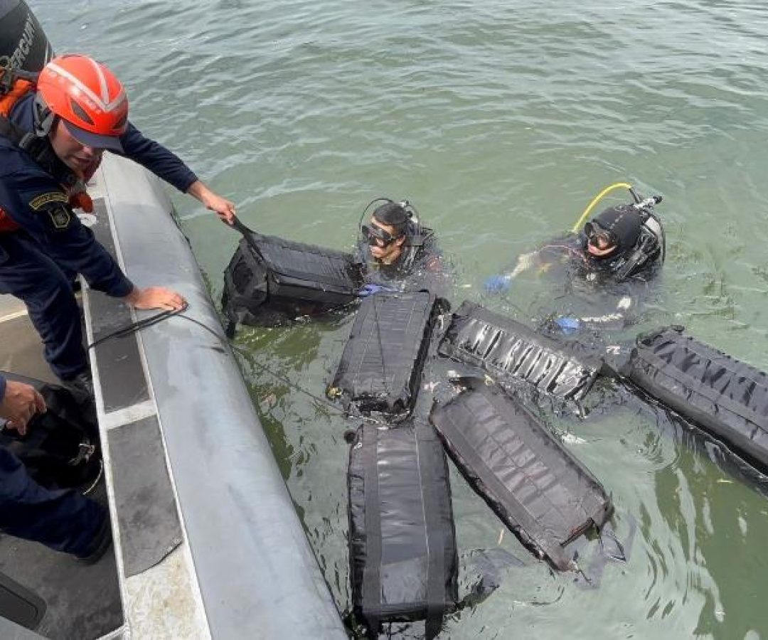 mergulhadores-na-colombia-encontraram-208-kg-de-cocaina-embaixo-de-um-navio-com-destino-a-europa-176.jpeg