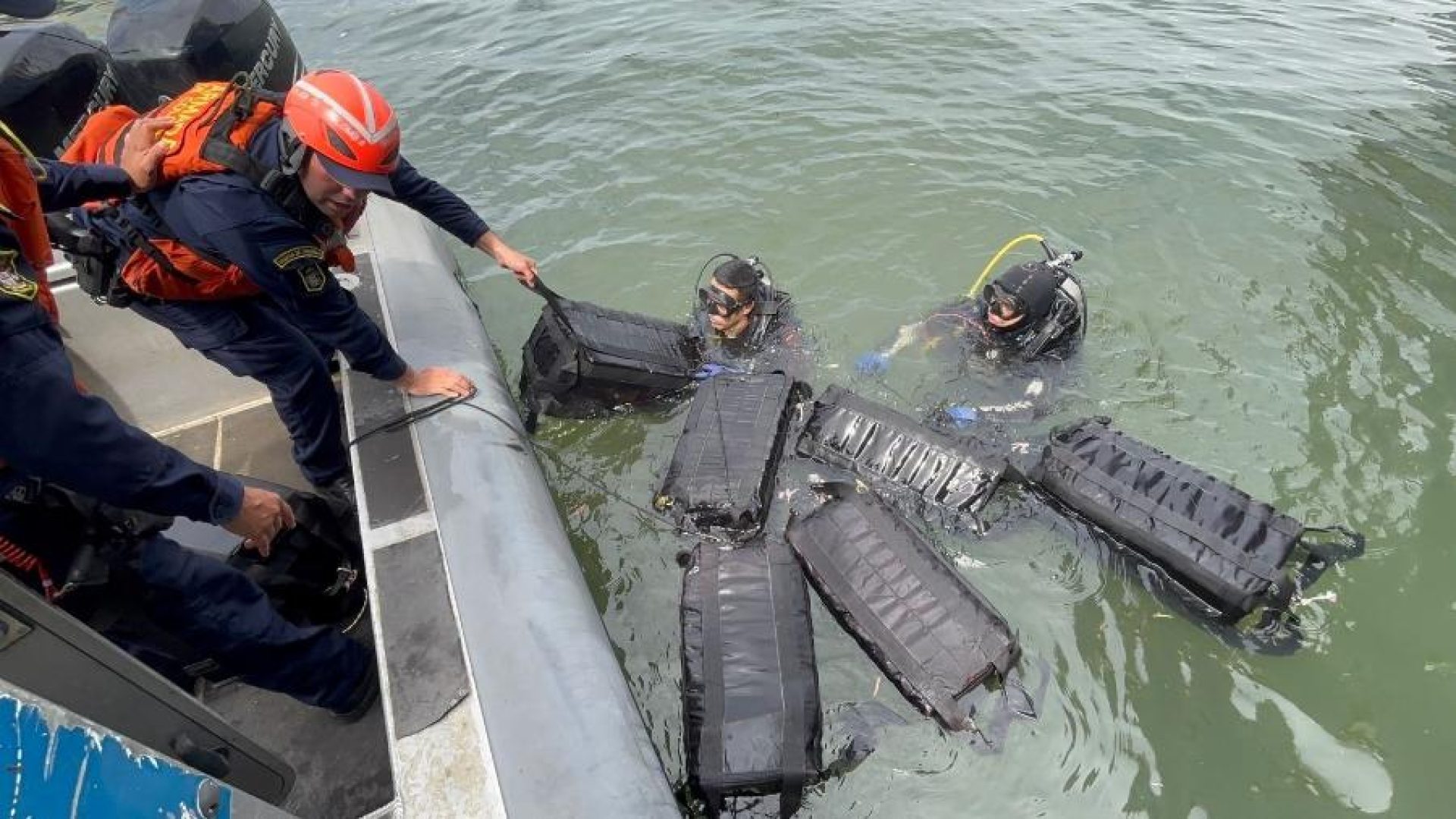 mergulhadores-na-colombia-encontraram-208-kg-de-cocaina-embaixo-de-um-navio-com-destino-a-europa-176.jpeg