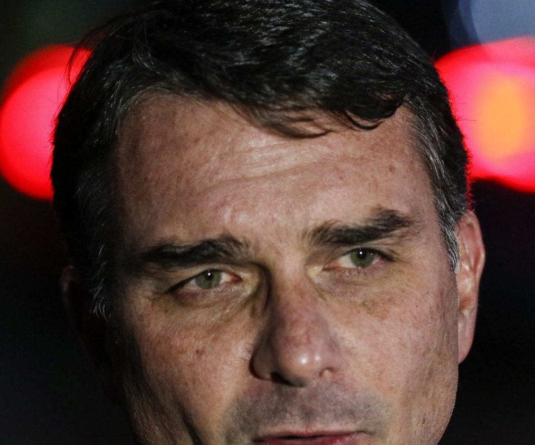 Flávio Bolsonaro admite cobrança a Vorcaro, mas nega crime
