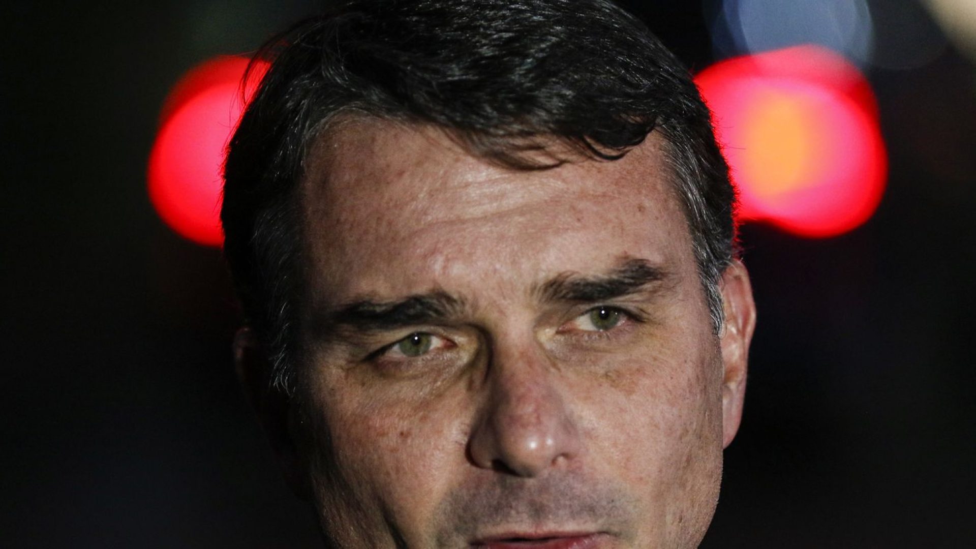 Flávio Bolsonaro admite cobrança a Vorcaro, mas nega crime
