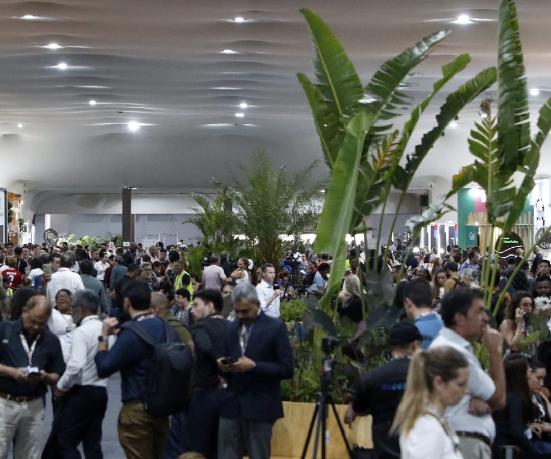 A poucas horas do fim da COP30, negociações prosseguem em Belém