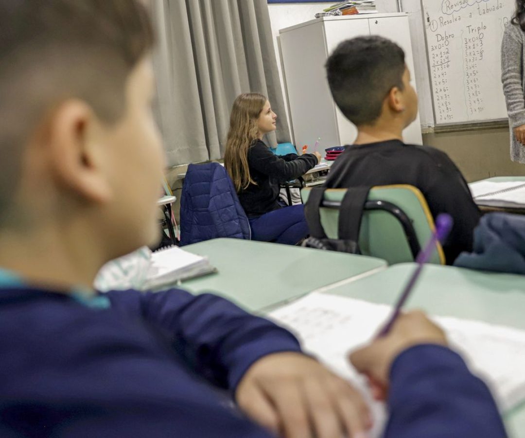 Professor brasileiro perde 21% do tempo de aula para manter disciplina