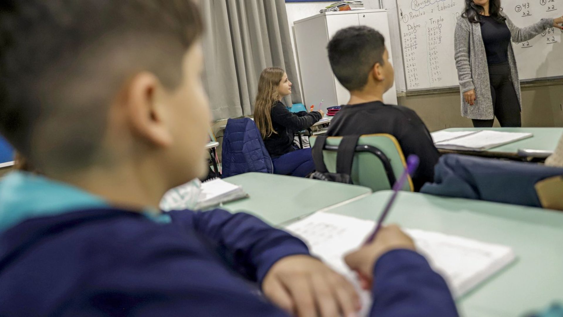 Professor brasileiro perde 21% do tempo de aula para manter disciplina