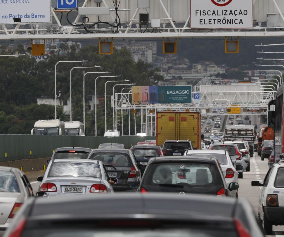 Carro é o principal meio de transporte para o trabalho, diz Censo