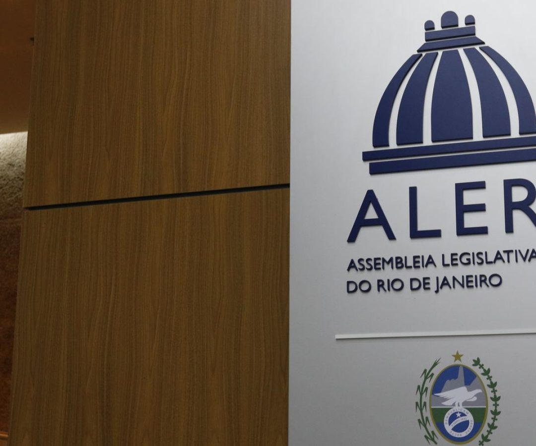 Deputados do RJ aprovam tornozeleira rosa para agressores de mulheres