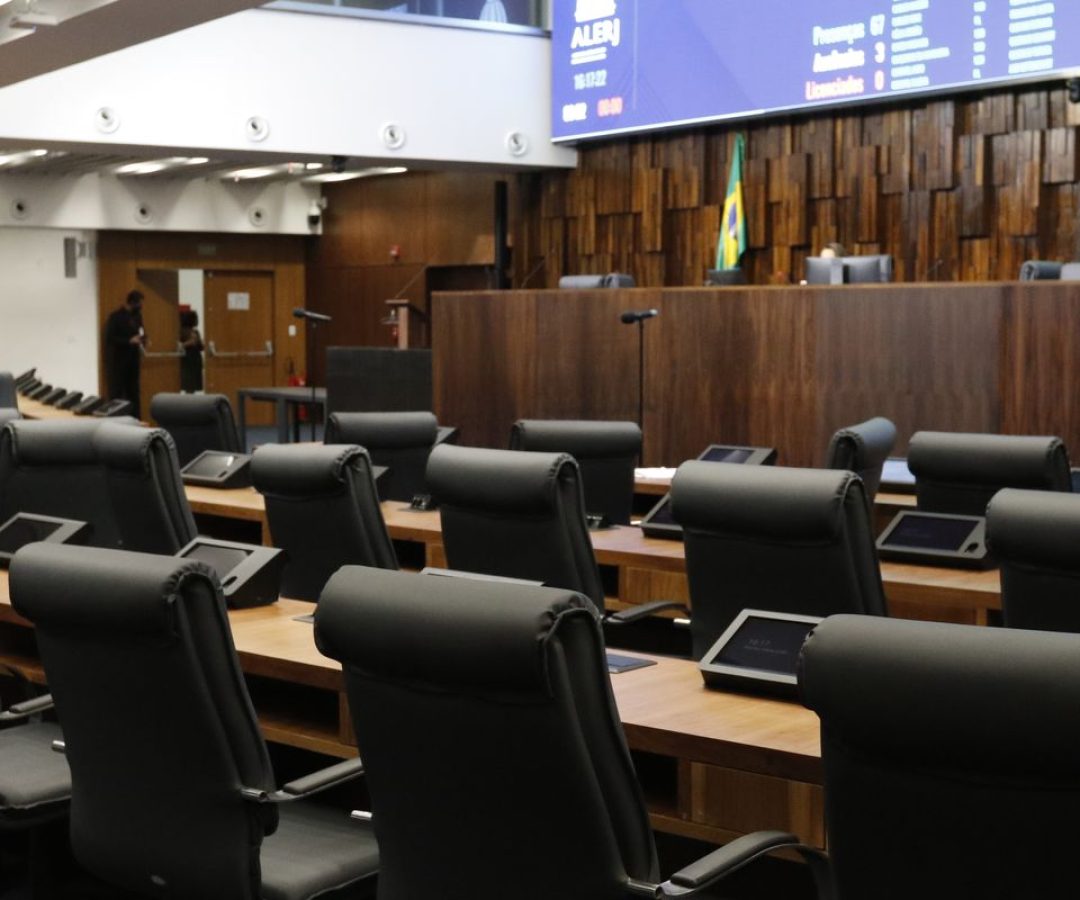 Proposições legislativas sobre IA favorecem controle e vigilância