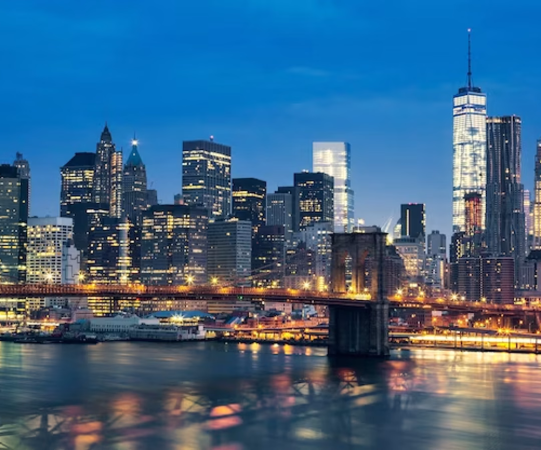 midtown-de-nova-york-manhattan-ao-entardecer-com-a-ponte-de-brooklyn-eua_268835-749.avif.avif